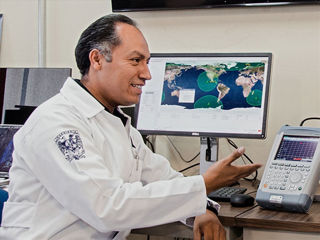 Académico de la Facultad explica un mapa satelital en su estación de trabajo