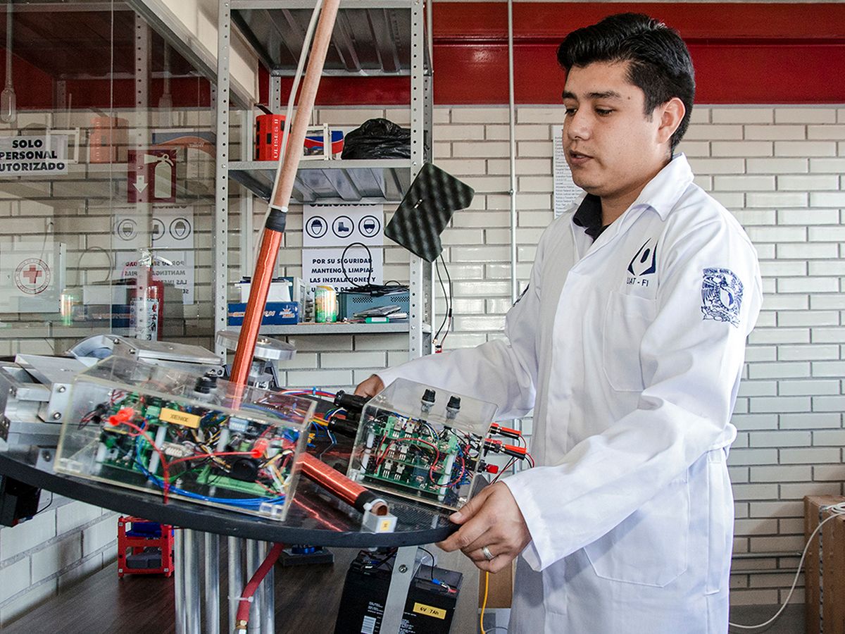 Estudiante de la Unidad de Alta Tecnología de la Facultad trabaja con equipo electrónico en el laboratorio